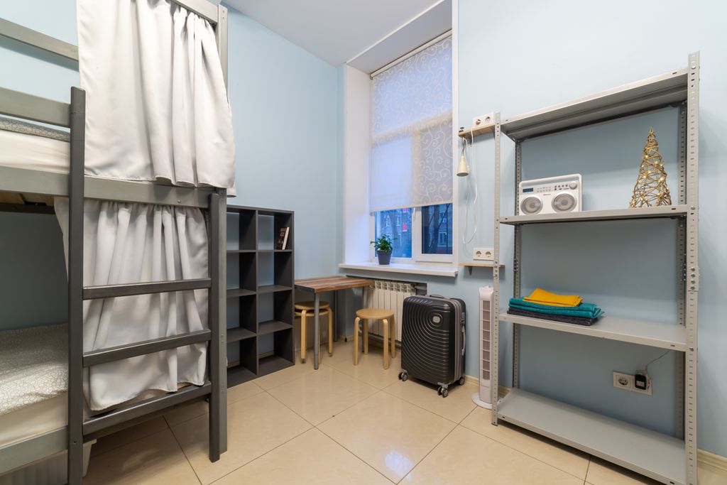 Многоместный мужской номер bed in male dormitory room