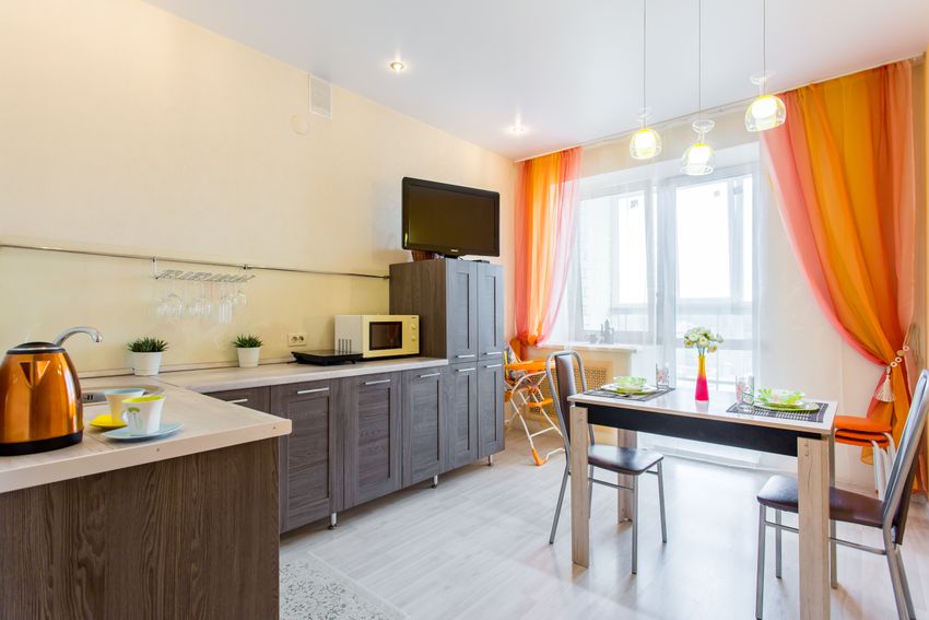 Большая кухня-столовая.