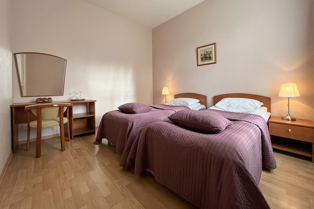 Четырёхместный номер двухкомнатный делюкс с двумя кроватями