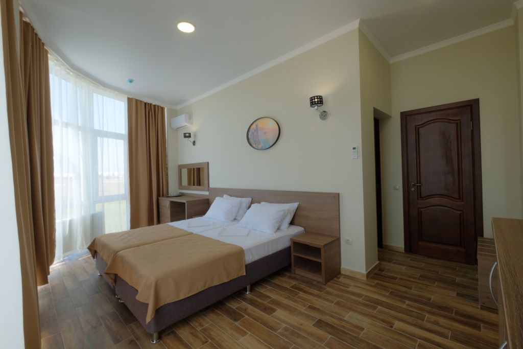 Четырёхместный номер 4-местный двухкомнатный номер с балконом