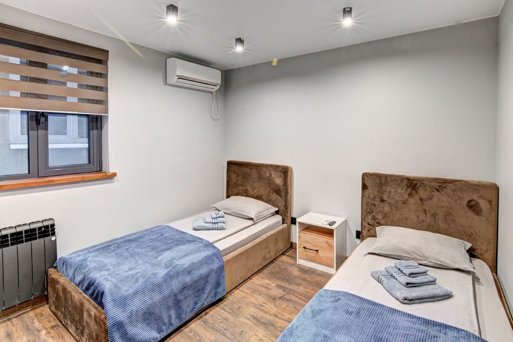 Двухместный номер с 2 отдельными кроватями с общим санузлом