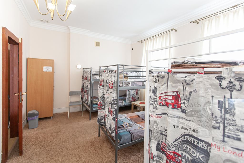 Многоместный смешанный номер Место в 6-местной мужской комнате