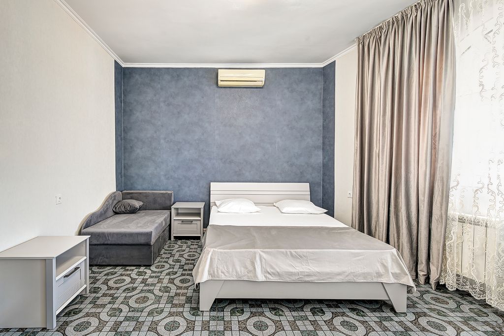 Трёхместный номер с балконом