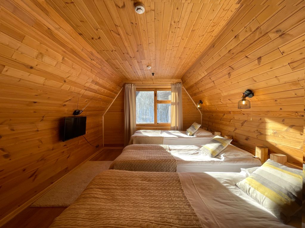 Трёхместный номер эконом с видом на горы