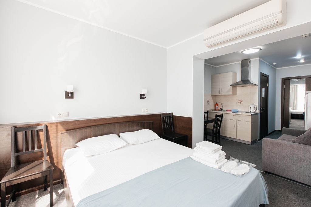 Трёхместный номер улучшенный с видом на город