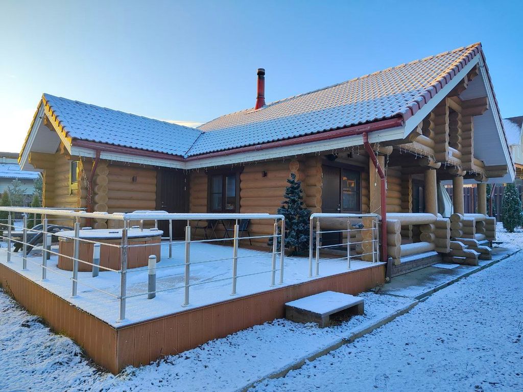 Дом с баней на дровах и купелью на террасе