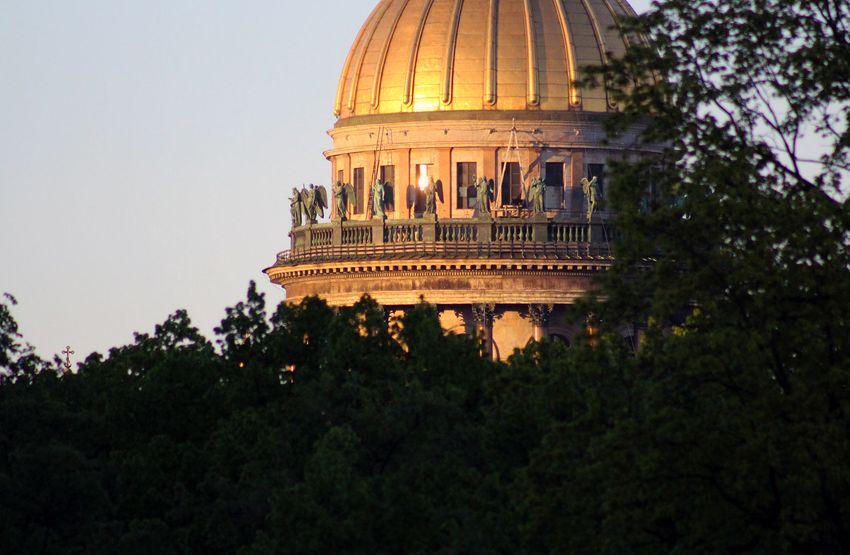 Если ангел посылает вам солнечный зайчик в окно, как на этом фото, то на следующий день будет солнечная погода - проверенная примета