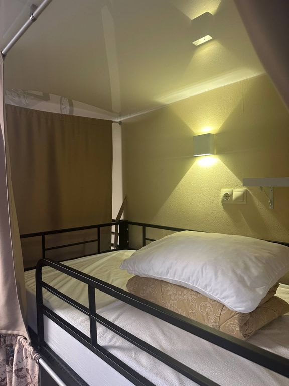 Многоместный женский номер верхнее место на двухъярусной кровати