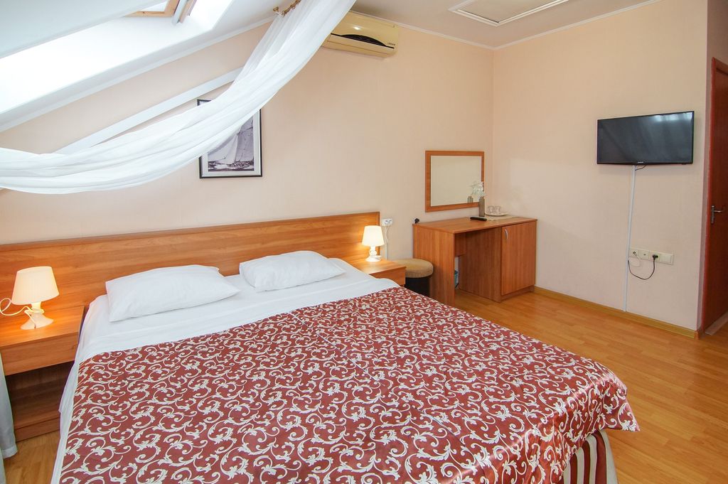 Двухместный номер с 1 кроватью с большой кроватью и личным санузлом