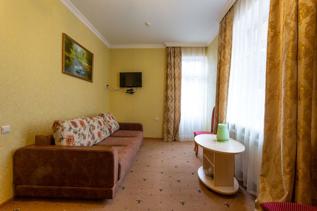 Четырёхместный номер люкс с балконом