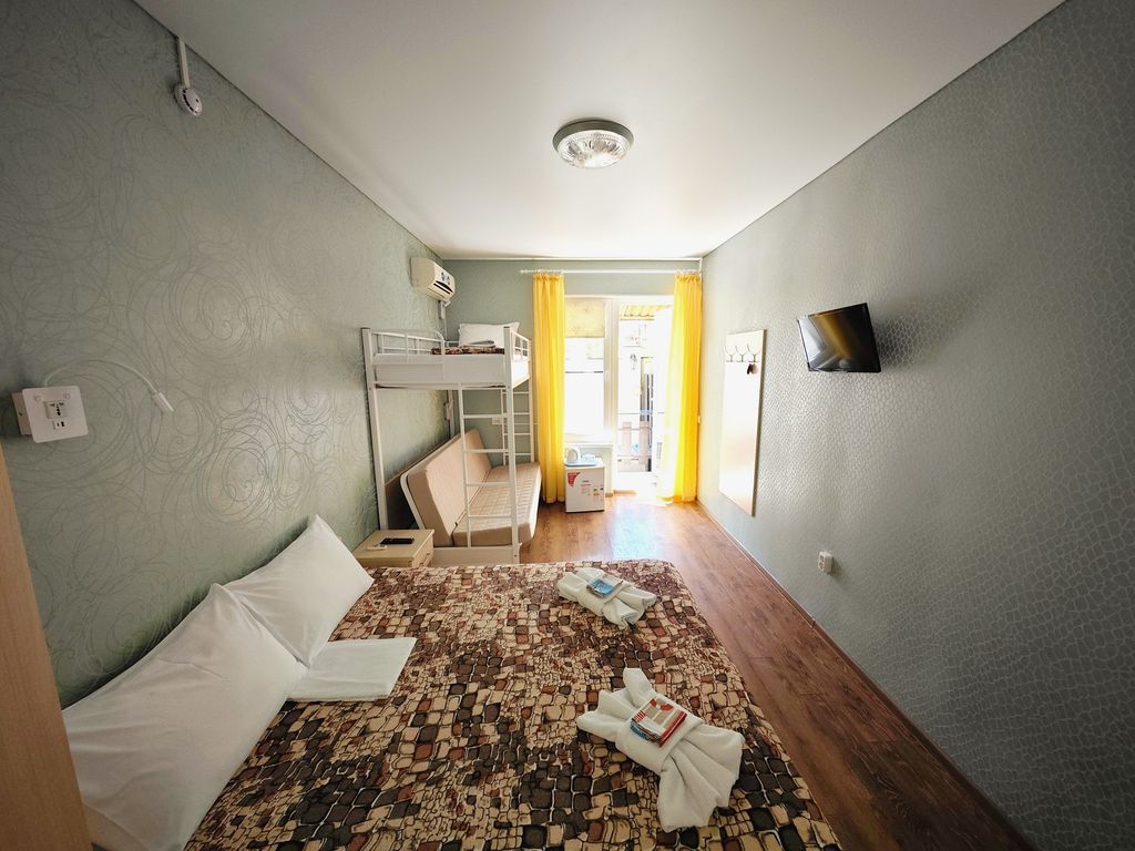 Трёхместный номер с патио и бесплатной доставкой к заповедному пляжу