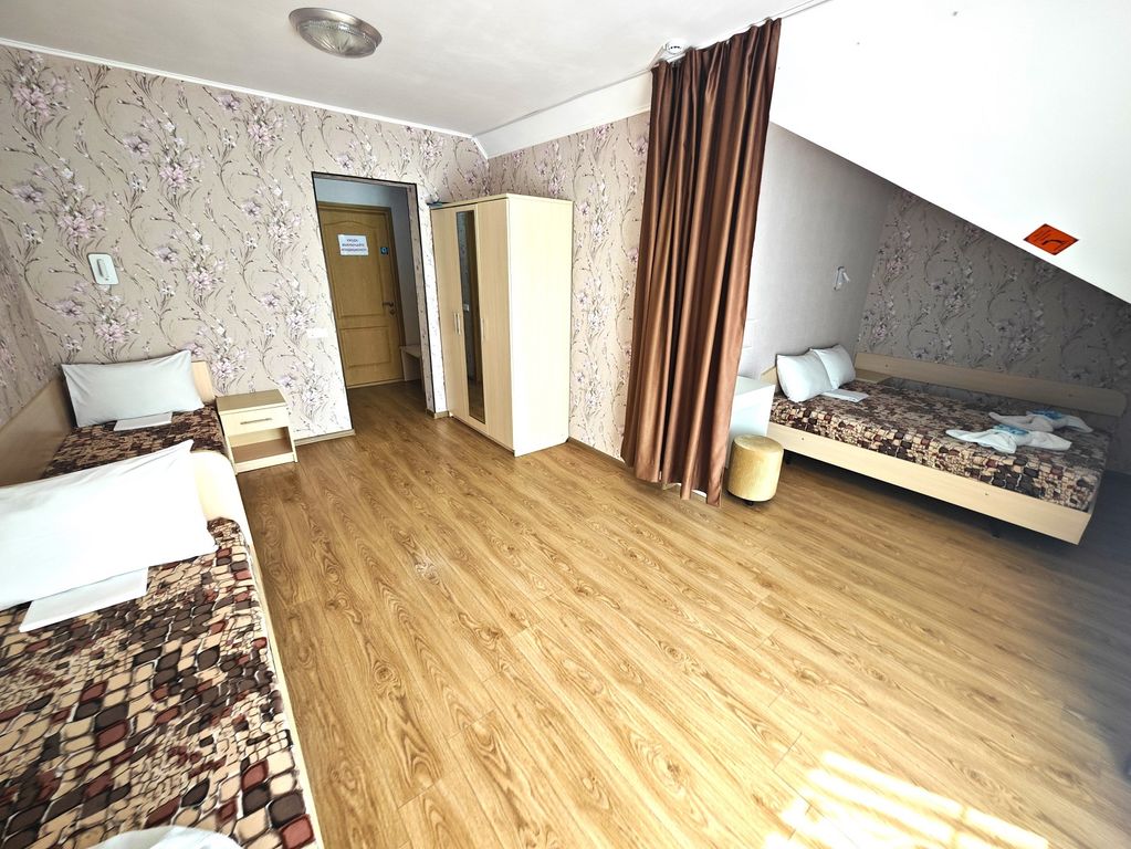 Четырёхместный номер улучшенный с бесплатной доставкой к заповедному пляжу