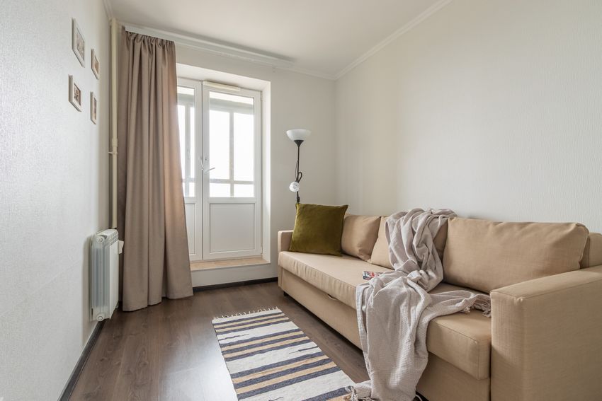 Спальня с диваном-кроватью и балконом