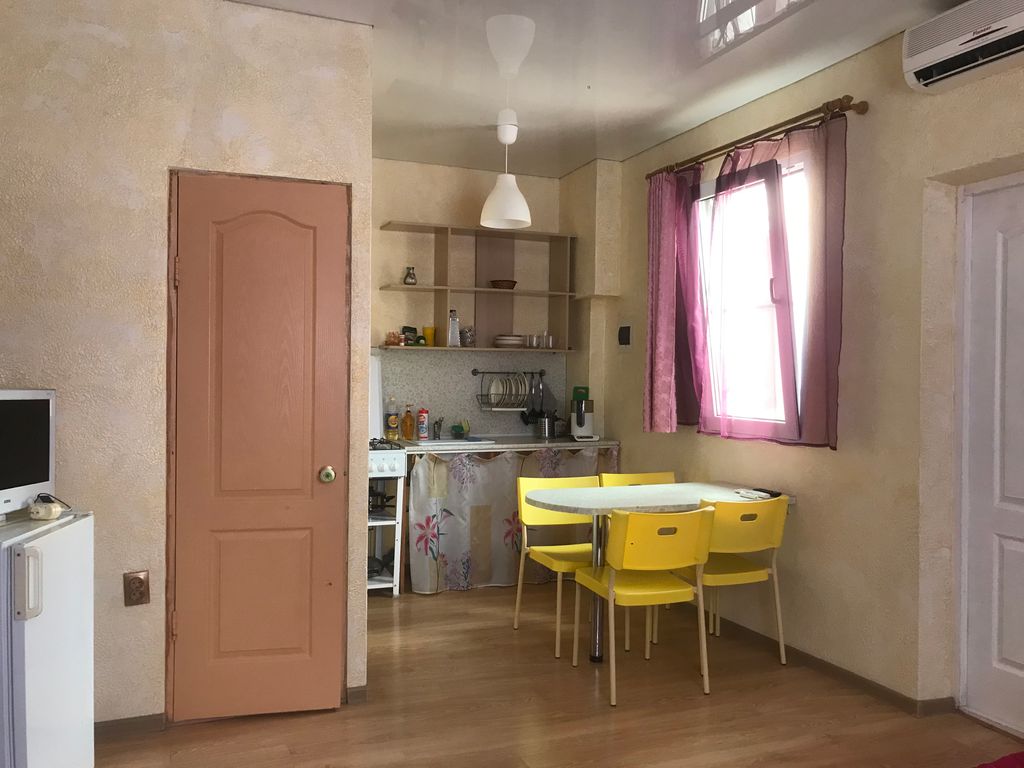 Трёхместный с кухней и двориком, с собственным входом и парковкой