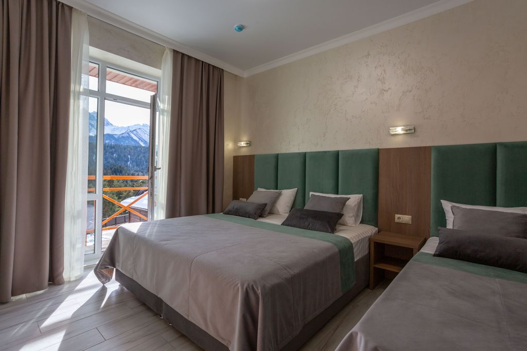 Трёхместный номер комфорт с видом на горы 3-х