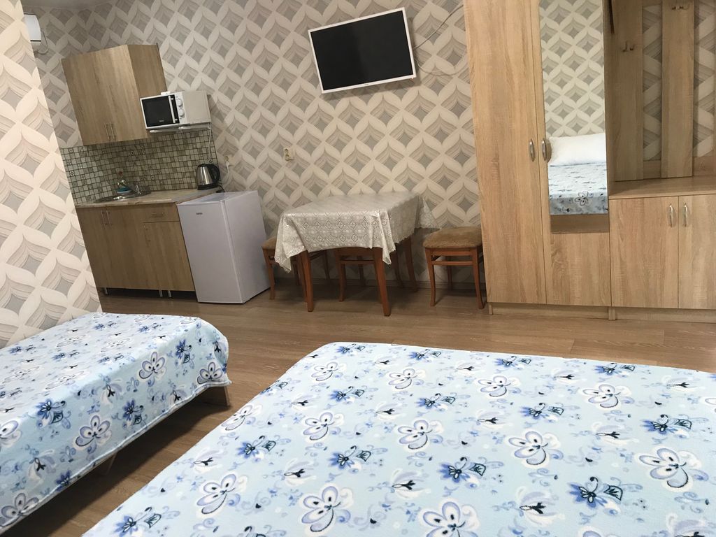 Трёхместный номер Комфорт (с двуспальной кроватью)