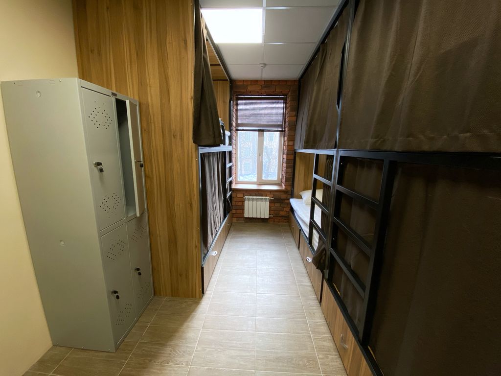 Многоместный смешанный номер капсула-кровать в шестиместном общем в стиле лофт дизайн