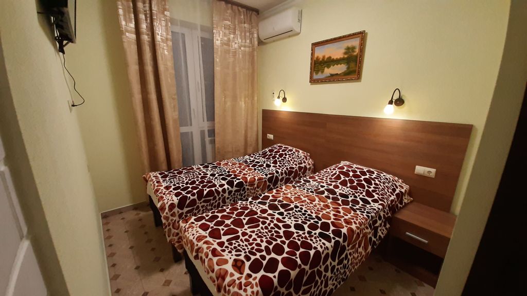 Двухместный номер с балконом -2 отдельные кровати (06)