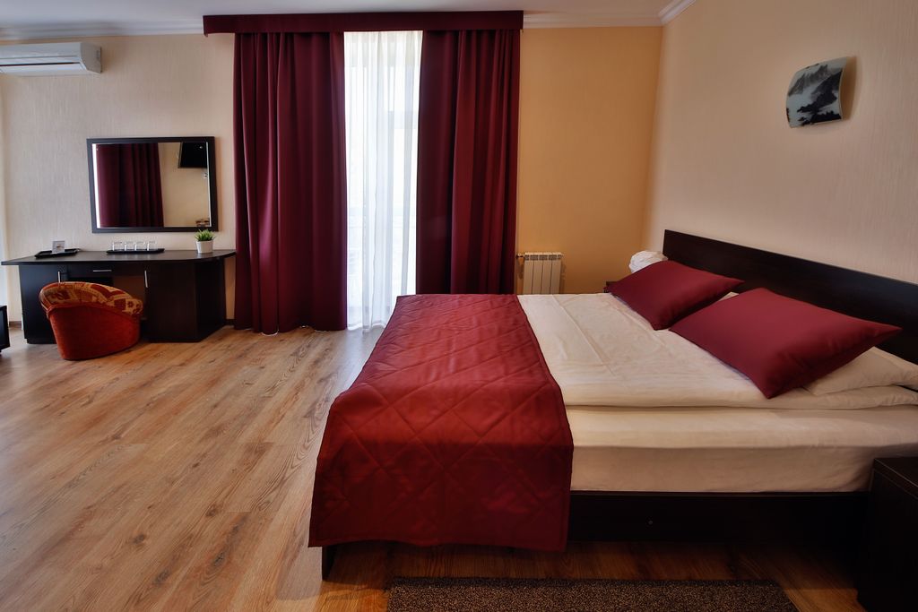 Трёхместный номер Евро-стандарт (с балконом )