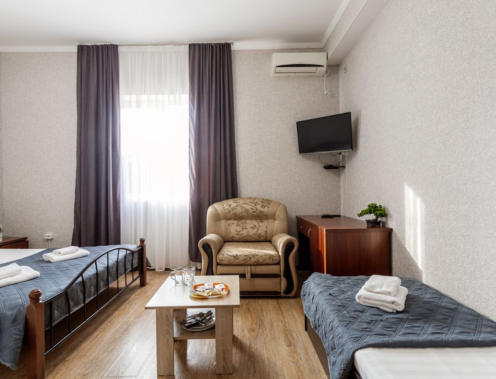 Трёхместный номер стандартный, на первом этаже