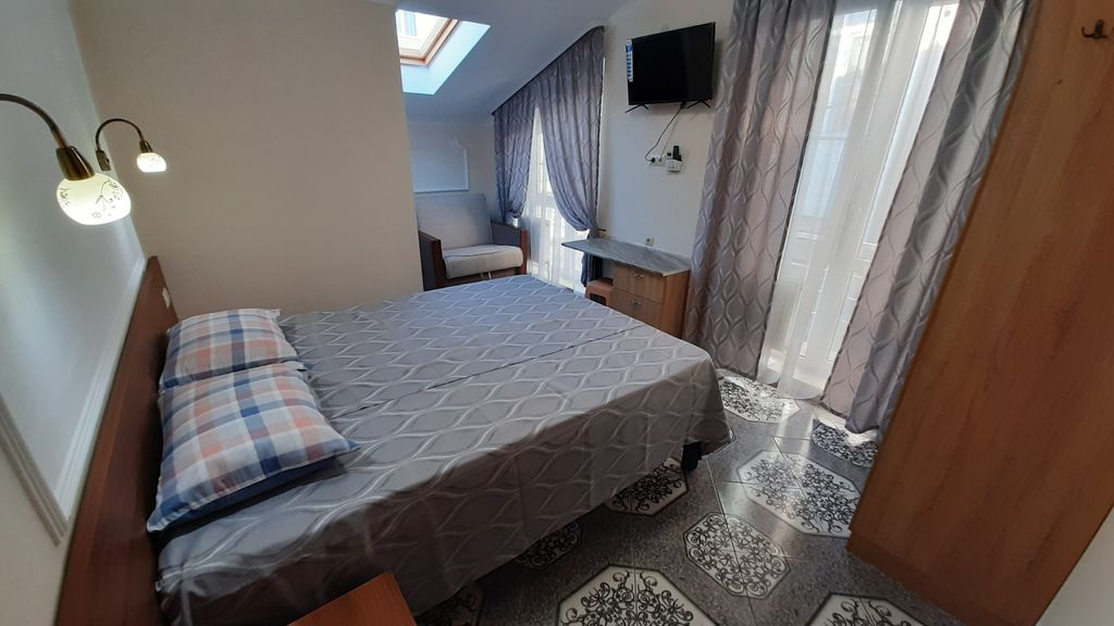 Трехместный Комфорт с балконом -1 кровать + диван (08)