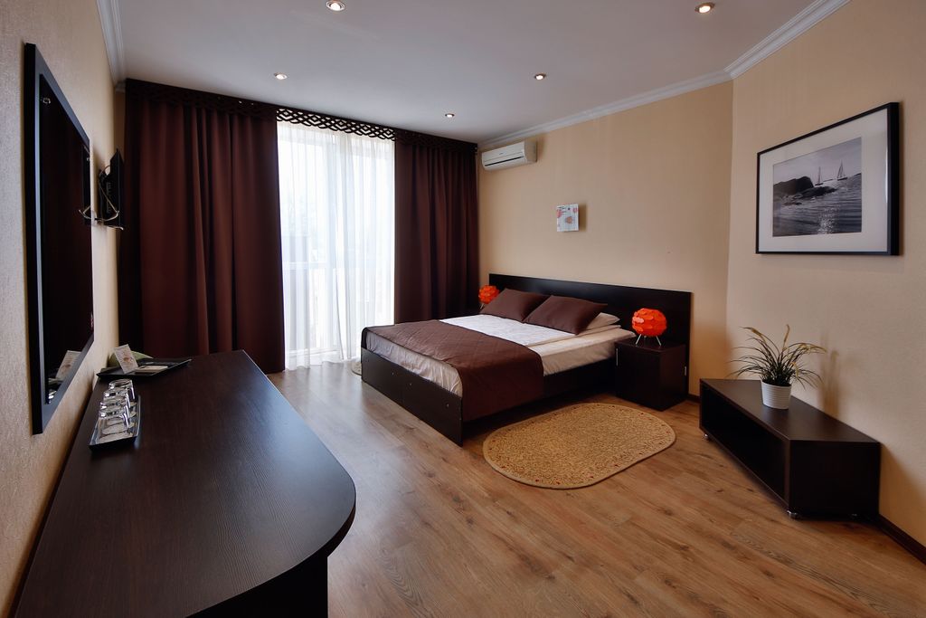 Трёхместный номер Евро-стандарт 2-ой категории