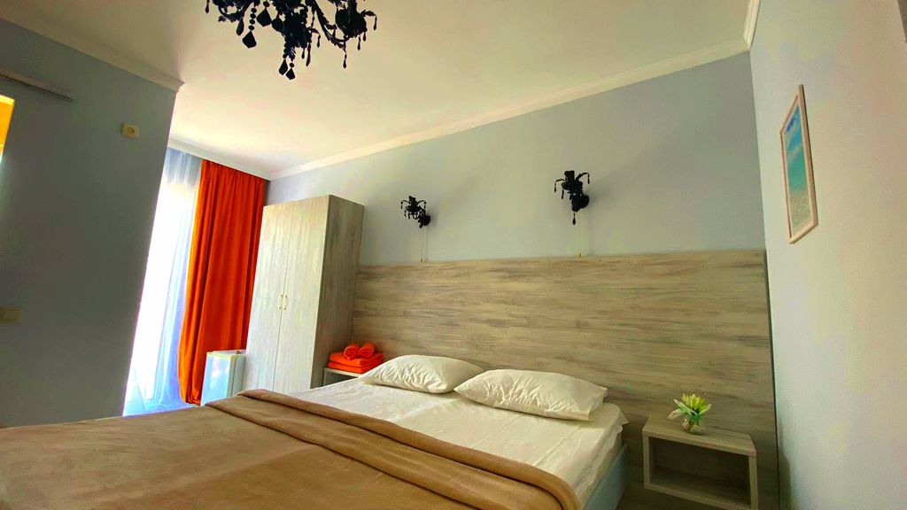 Трёхместный номер супериор с балконом