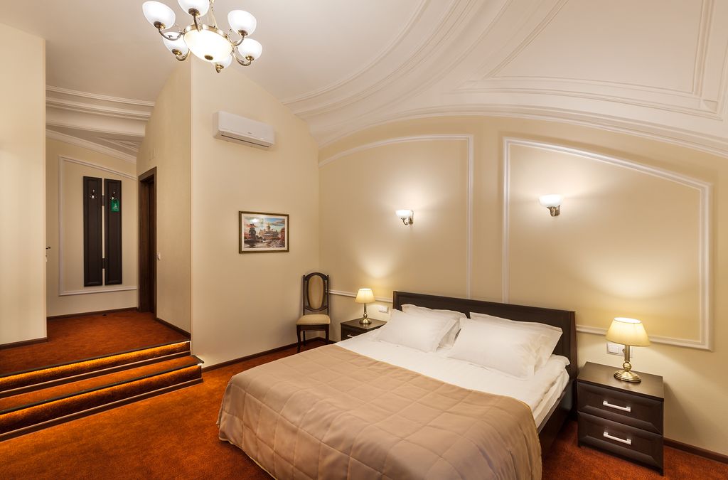 Двухместный номер с 1 кроватью King-size или 2мя односпальными кроватями улучшенный, прекрасным видом на Невский проспект или в тихий дворик