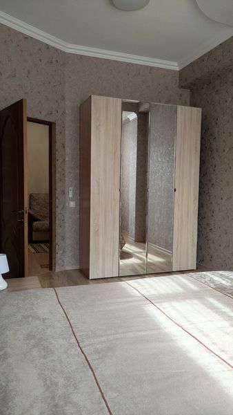 В спальне шкаф