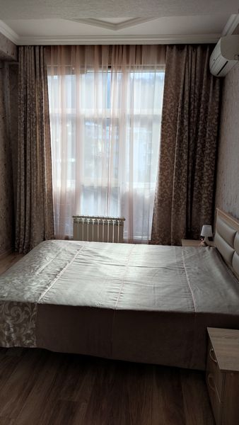 Спальня, витражное окно.