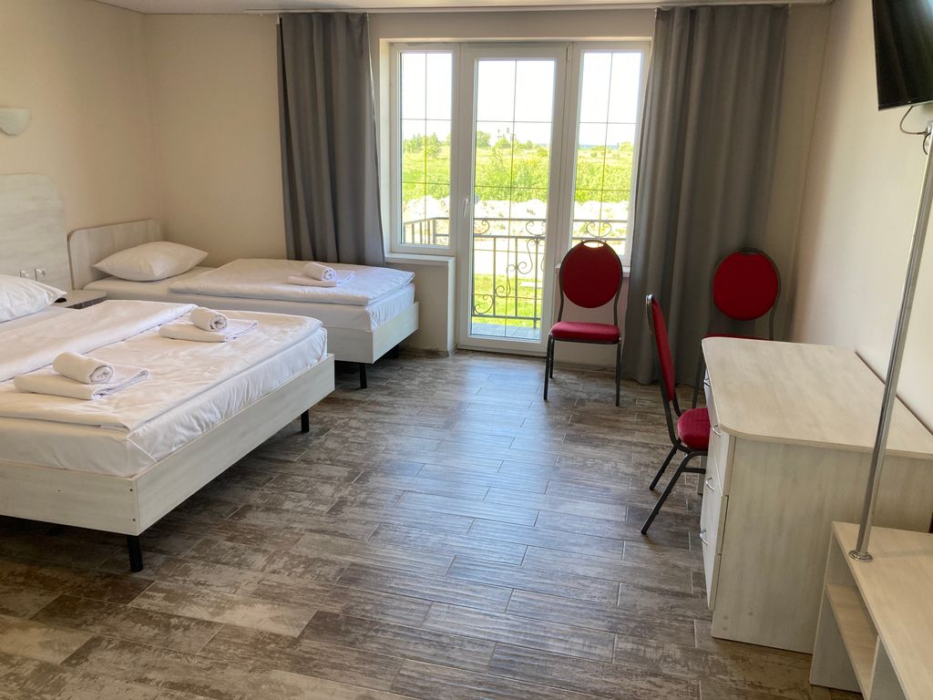 Трёхместный номер эконом с видом на море