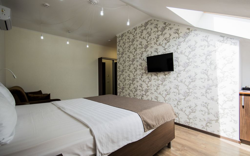 Семейный номер с видом на озеро