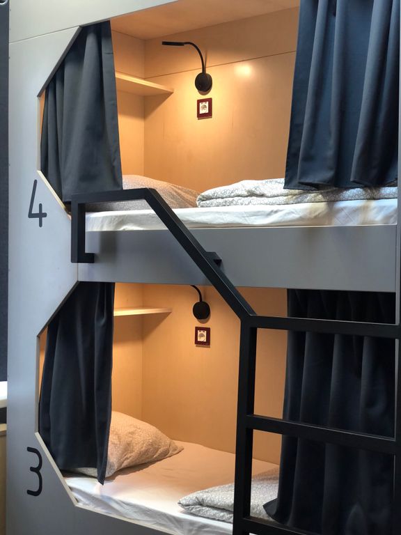 Кровать в 4-местном номере для мужчин и женщин