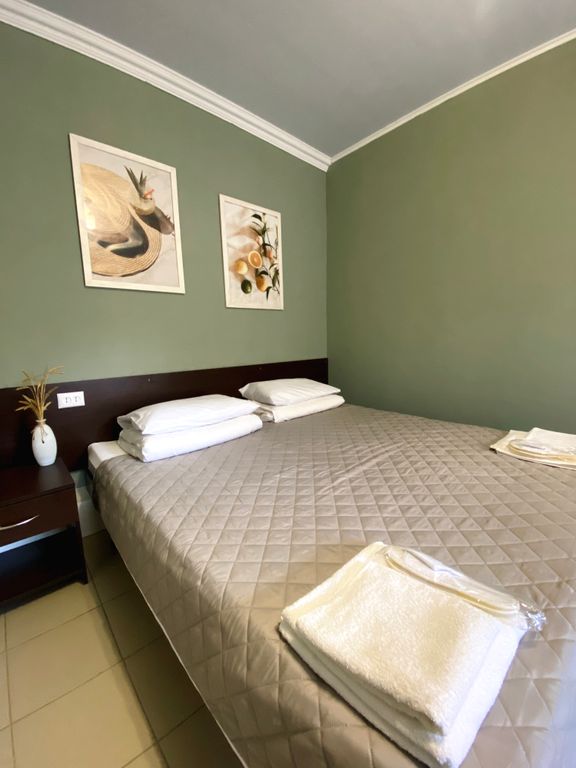 Трёхместный номер с большой террасой, вид на пруд