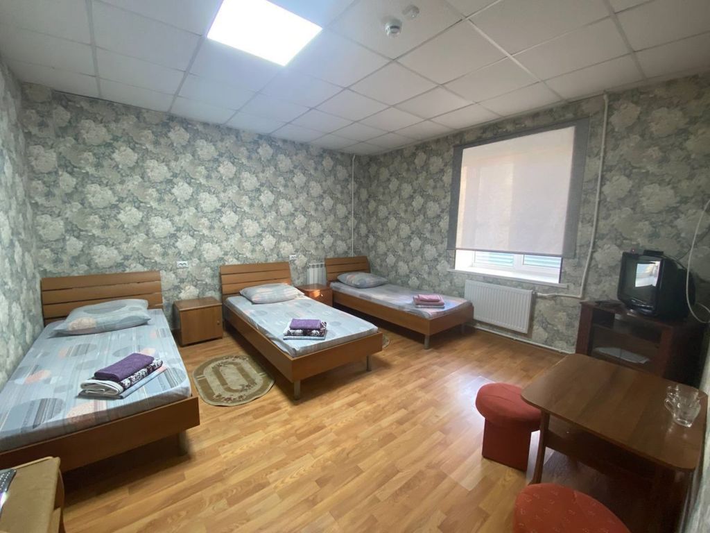 Трёхместный номер Трёхместный Эконом, туалет душ на этаже