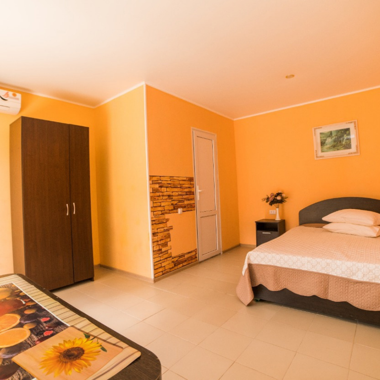 Трёхместный номер Комфорт на первом этаже