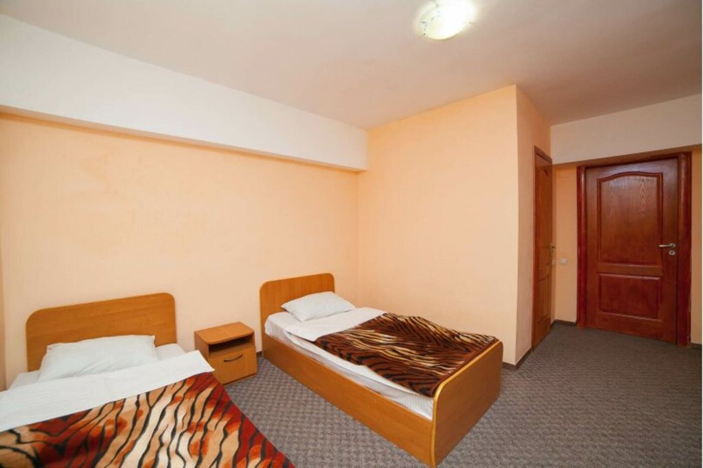 Трёхместный номер эконом, цокольный этаж -1 нижний