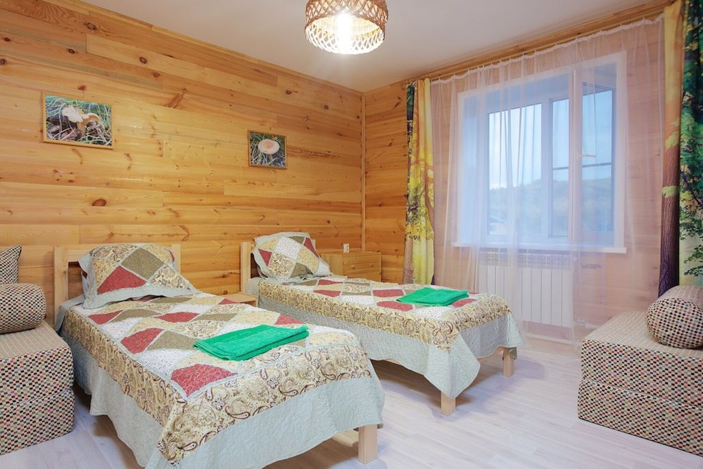 Семейный номер с 2 односпальными кроватями и 2 доп местами