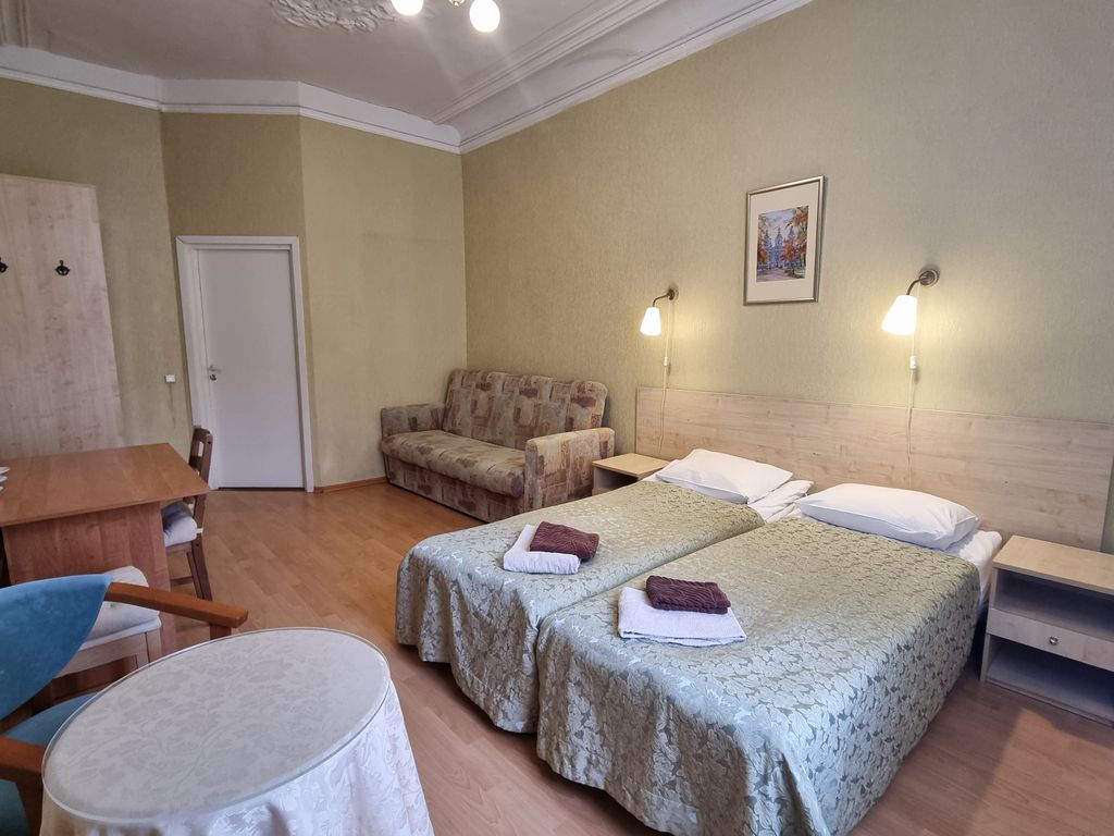 Четырёхместный улучшенный с общей ванной комнатой