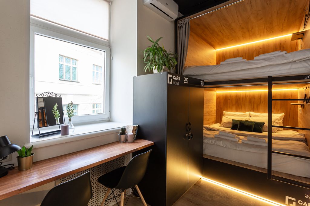 Четырёхместный номер семейный с двумя двуспальными кроватями