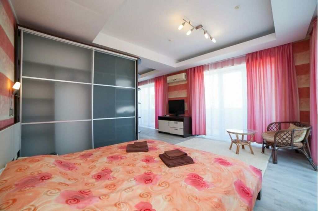 Четырёхместный номер Люкс Red с балконом