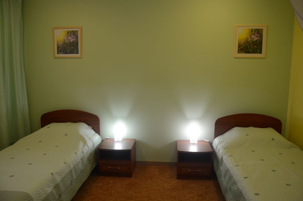 Двухместный номер с 2 отдельными кроватями и общей ванной комнатой на два номера