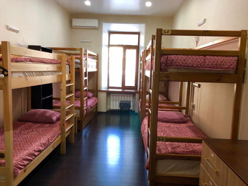 Многоместный женский номер кровать в общем 8-ми местном для женщин