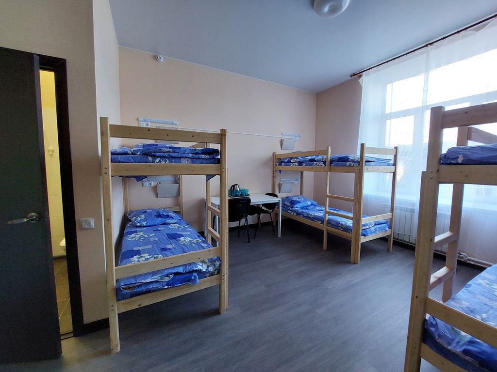 Многоместный смешанный номер комфорт 6 человек верхнее место с душем и туалетом