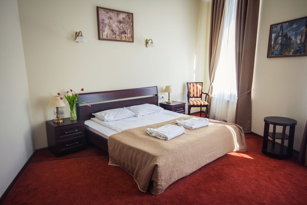 Двухместный номер с 1 кроватью повышенной комфортности с душевой кабиной и видом на город