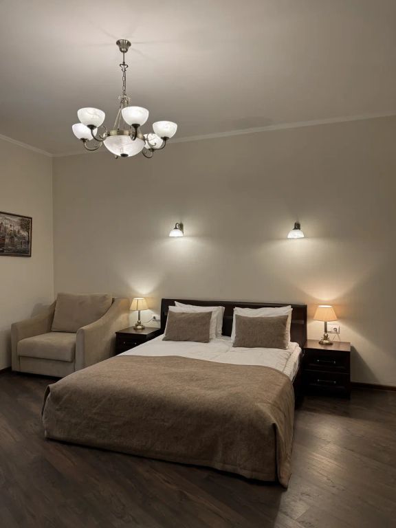 Двухместный номер с 1 кроватью повышенной комфортности с гидромассажной ванной, диваном и окнам