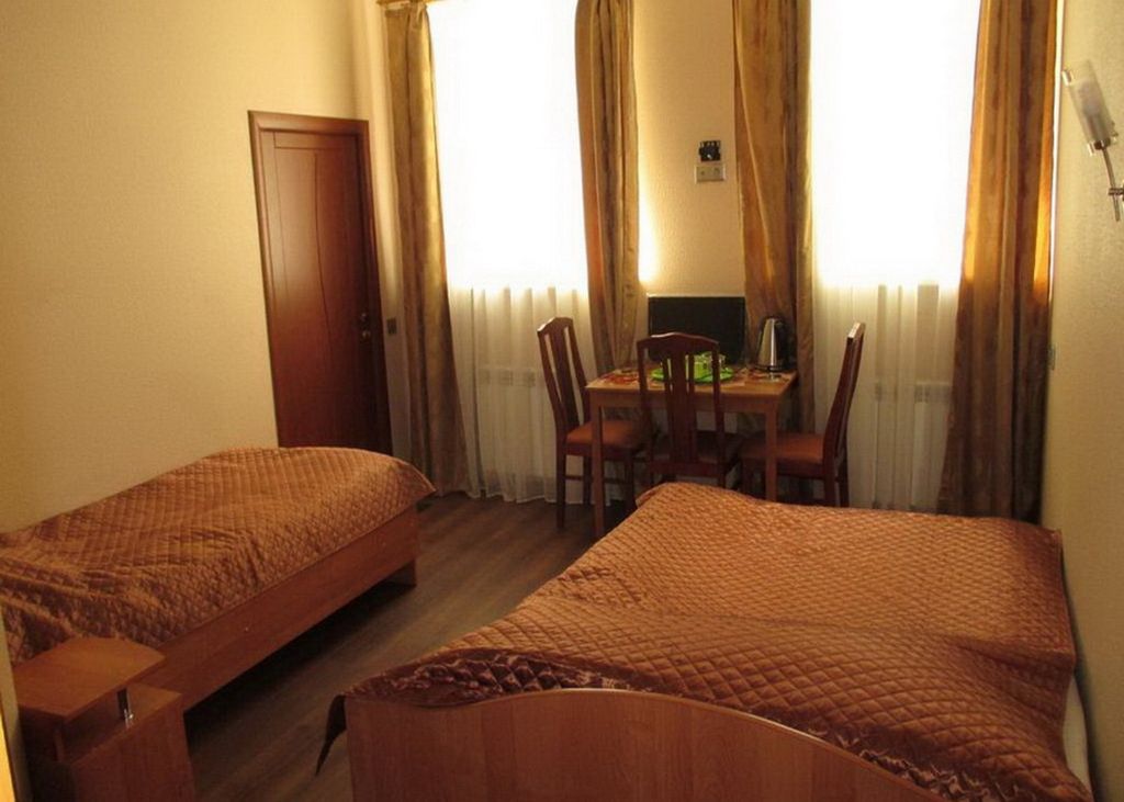 Трёхместный номер с собственной ванной комнатой