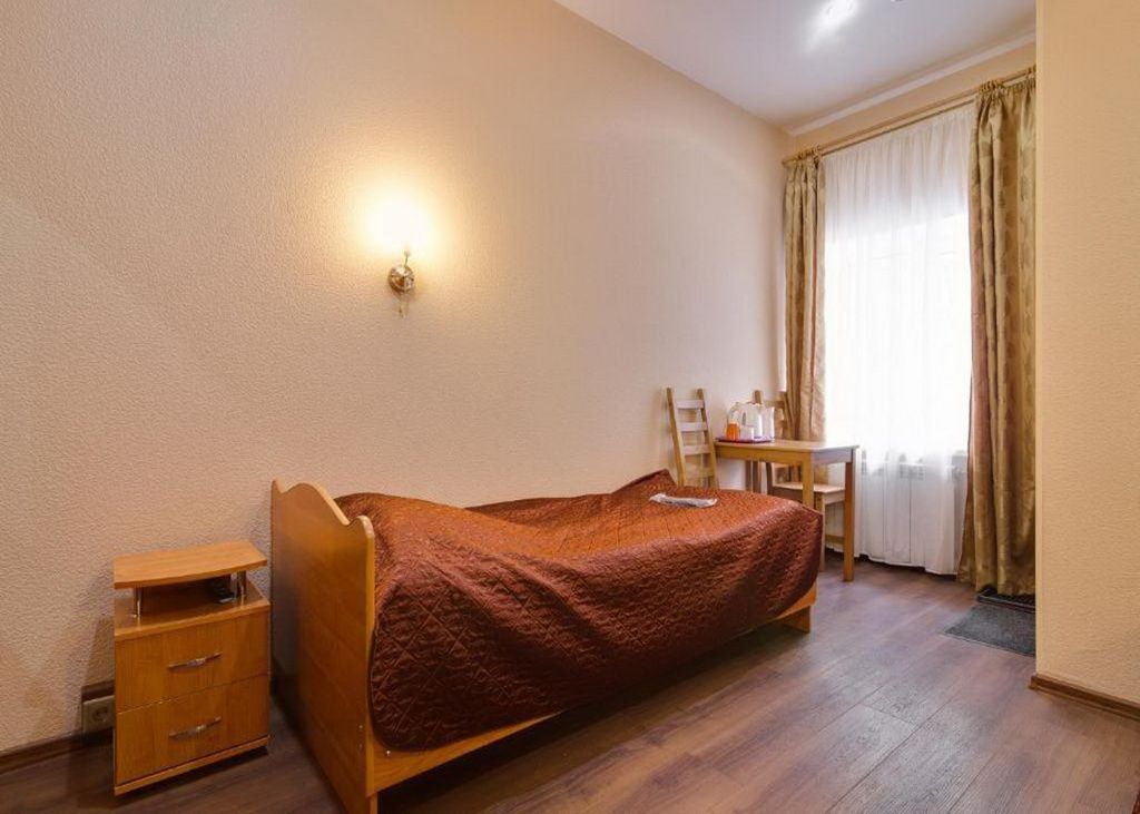 Трёхместный номер эконом с собственной ванной комнатой