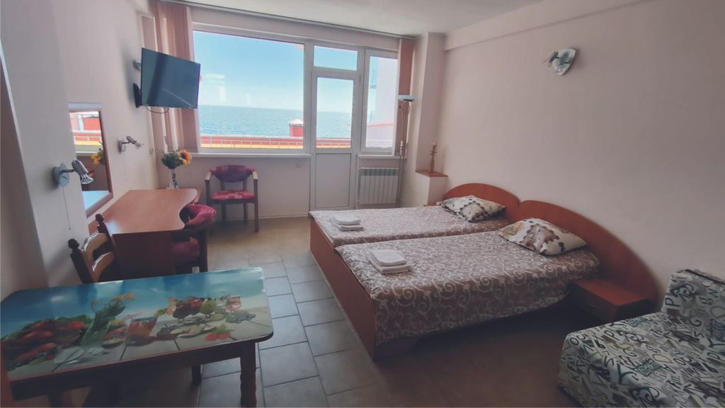 Двухместный номер с 2 отдельными кроватями доп. местом и видом на море