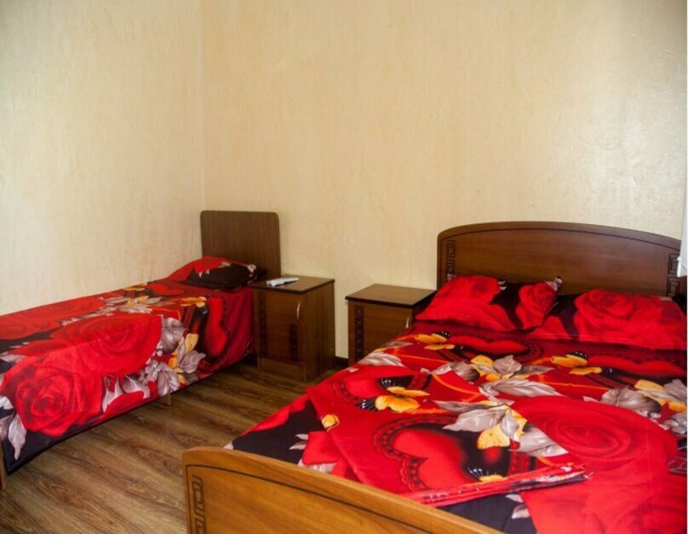 Трёхместный номер стандарт с общим санузлом на 2 номера